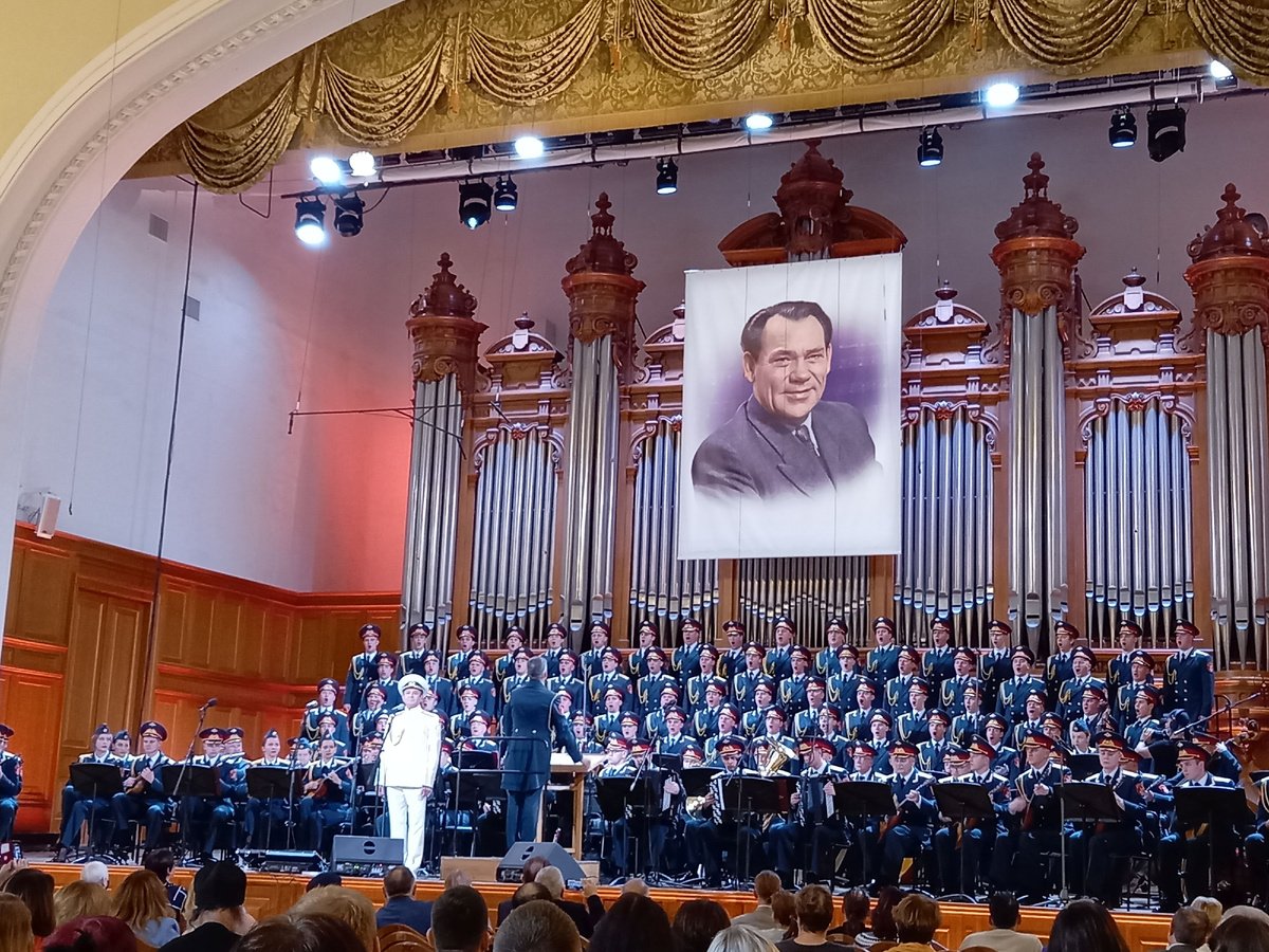 Звучит великая песня "Эх, дороги.."