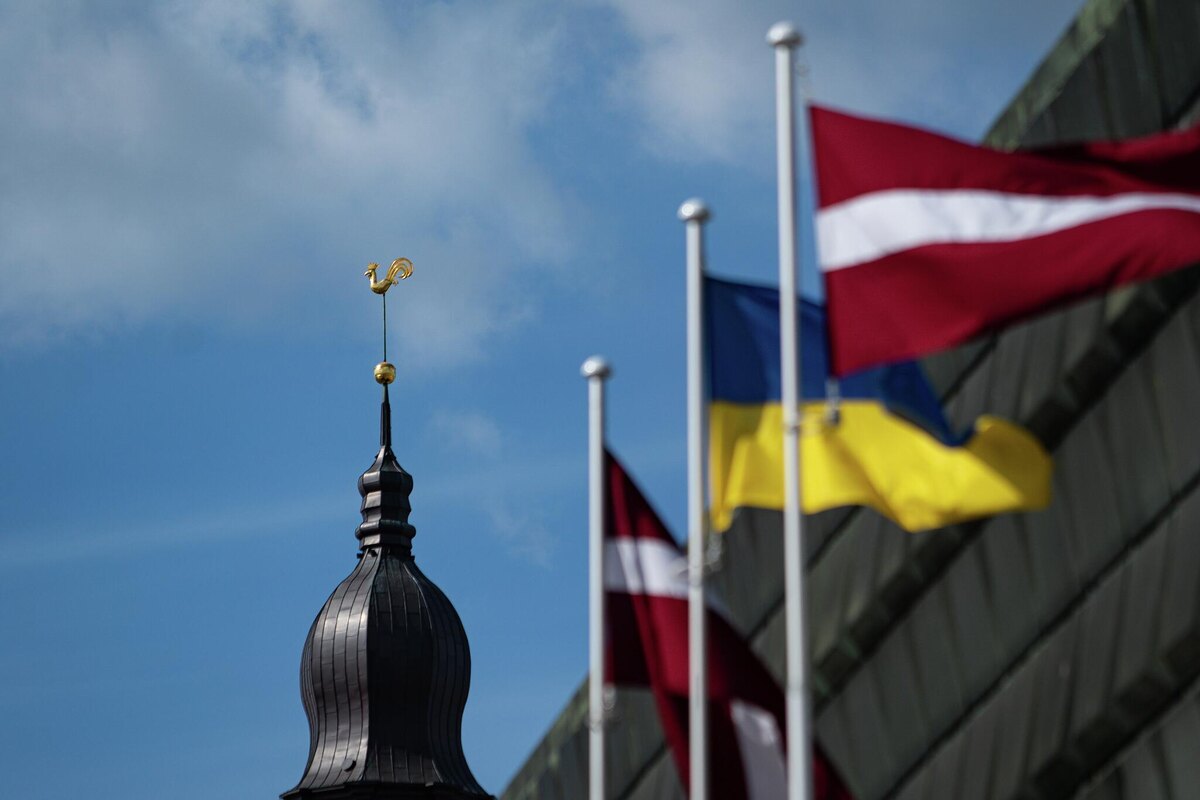 Флаг Украины в Риге © Sputnik