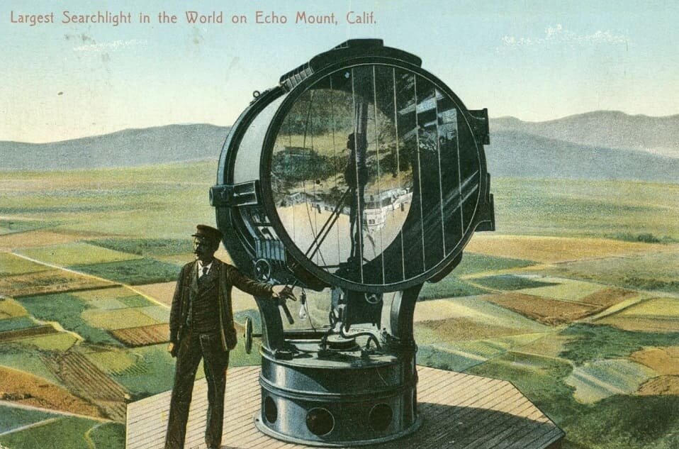 Самый большой в мире прожектор, установленный в 1894 году на горе Эхо в Калифорнии.