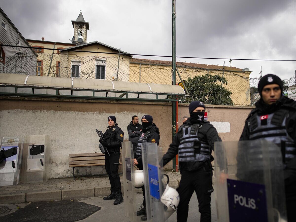    Турецкие полицейские возле церкви Санта-Мария в Стамбуле | © AP Photo / Emrah Gurel