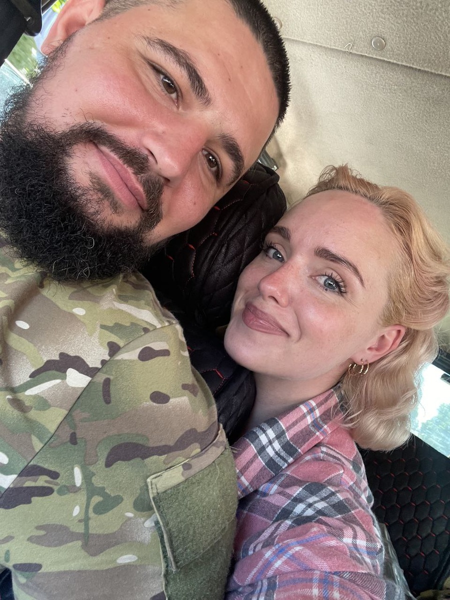 Сил ему придает поддержка семьи. Звонки близким помогают справляться с трудностями. Мечтает о скорейшем возвращении к мирной жизни, родителям, к любимой жене Елене и дочкам Дашеньке и Сашеньке, к работе, друзьям и родным местам. Но сейчас он там, где должен быть.