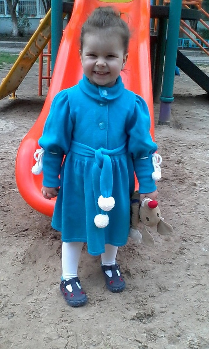    Луганск, 2014 год. Полечка и игрушка Степа - неразлучники. Фото - архив семьи.