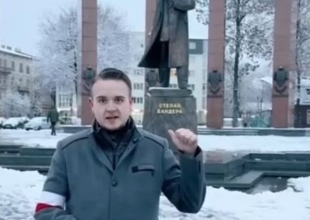    Польский политик Якуб Климас на фоне памятника Бандере во Львове призвал снести его
