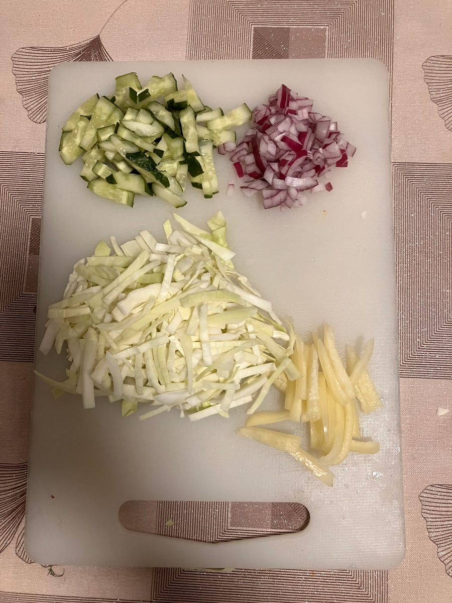 Основные ингредиенты шинкуем для коул-слоу салата