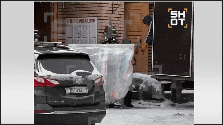    И любимые платья певицы уже упаковали! Видео: ТГ-канал Shot