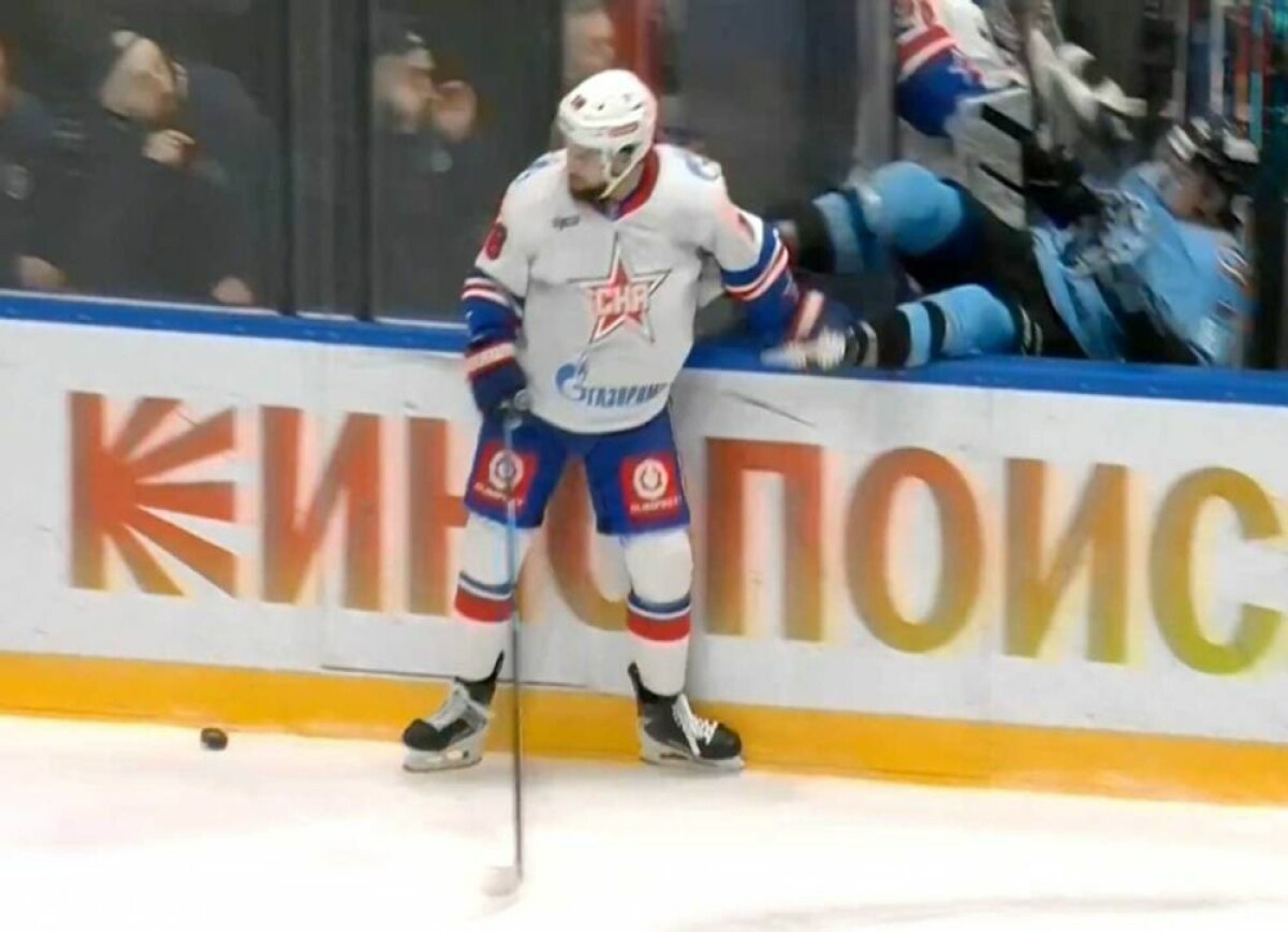     В Филадельфии о курьёзном эпизоде с Заврагиным: запасные вратари редко оказываются под таким ударом