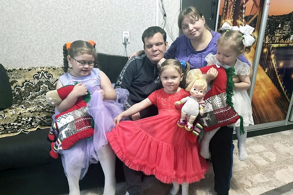    Семья Русаковых уже получила новогодние подарки от "Российской газеты". / Елена Мелихова