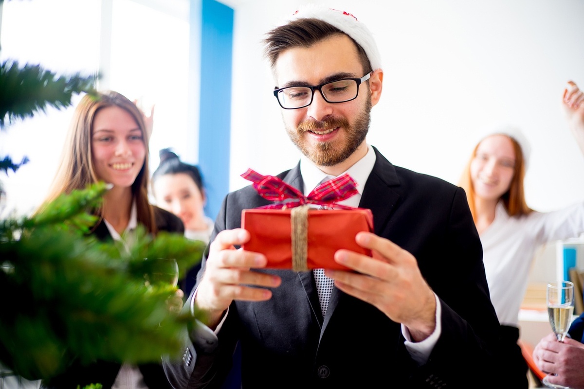    Выбирая подарок мужчине на Новый год, ориентироваться нужно в первую очередь на его интересы, образ жизни и индивидуальные предпочтения. / iStock