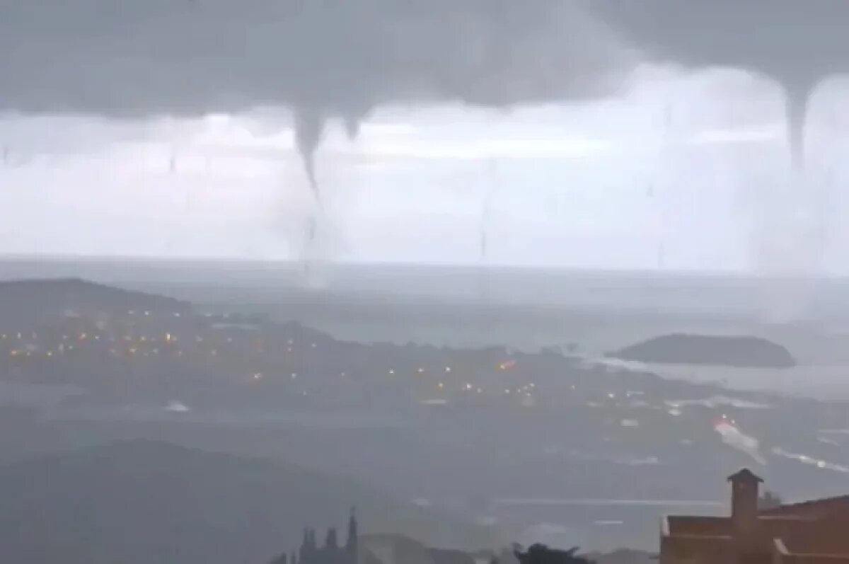    В Испании засняли, как три водяных смерча одновременно обрушились на пляж