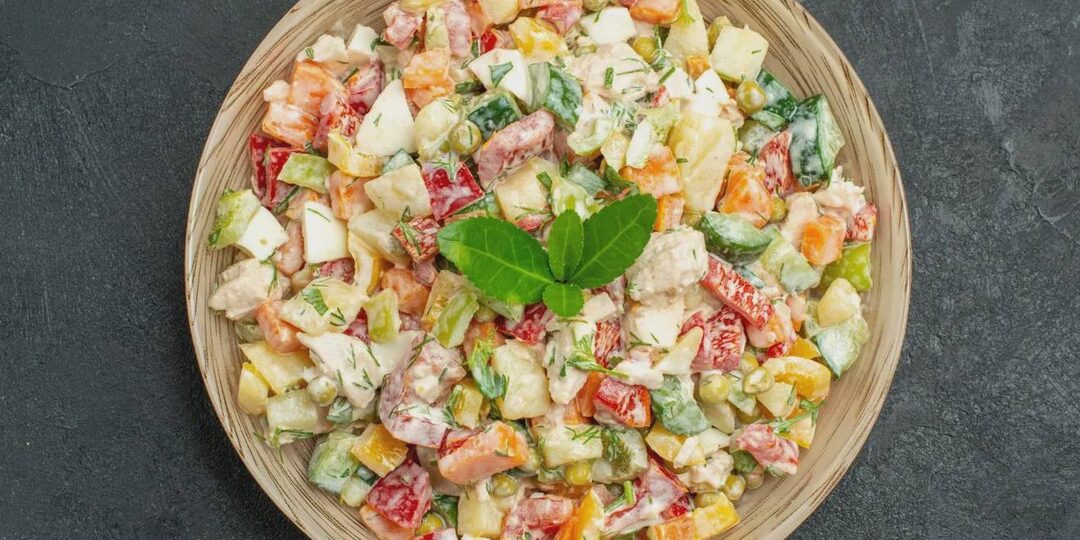 Ничего варить не придётся — салат для тех, кто предпочитает быстрые блюда