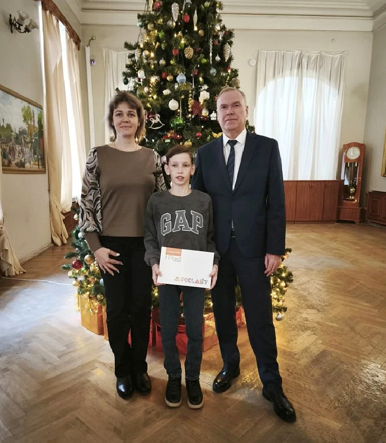 «Елка желаний» - желание юного астраханца исполнили министр регбеза Астраханской области и  спасатели