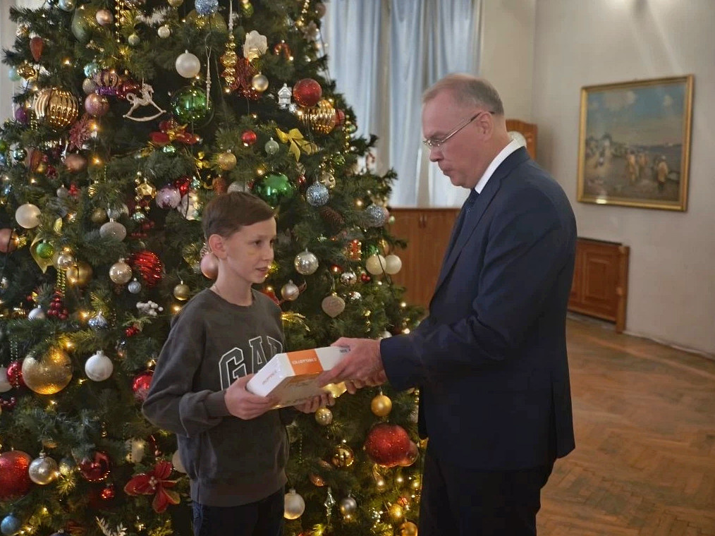 «Елка желаний» - желание юного астраханца исполнили министр регбеза Астраханской области и  спасатели