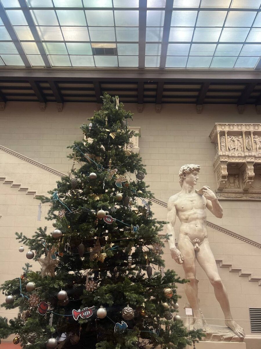 Новогодняя елка в ГМИИ им. Пушкина. Фотография Юлия Яковлева