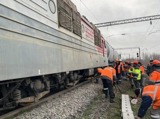    Под Ростовом локомотив сошел с рельсов //Фото Южная транспортная прокуратура