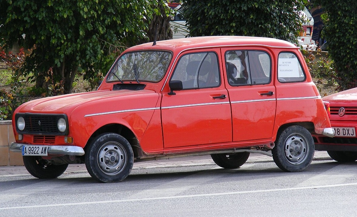 Переднеприводный хэтчбек Renault 4 обрел массовую популярность еще в 1960-е годы. Источник фото: Wikipedia.org. 