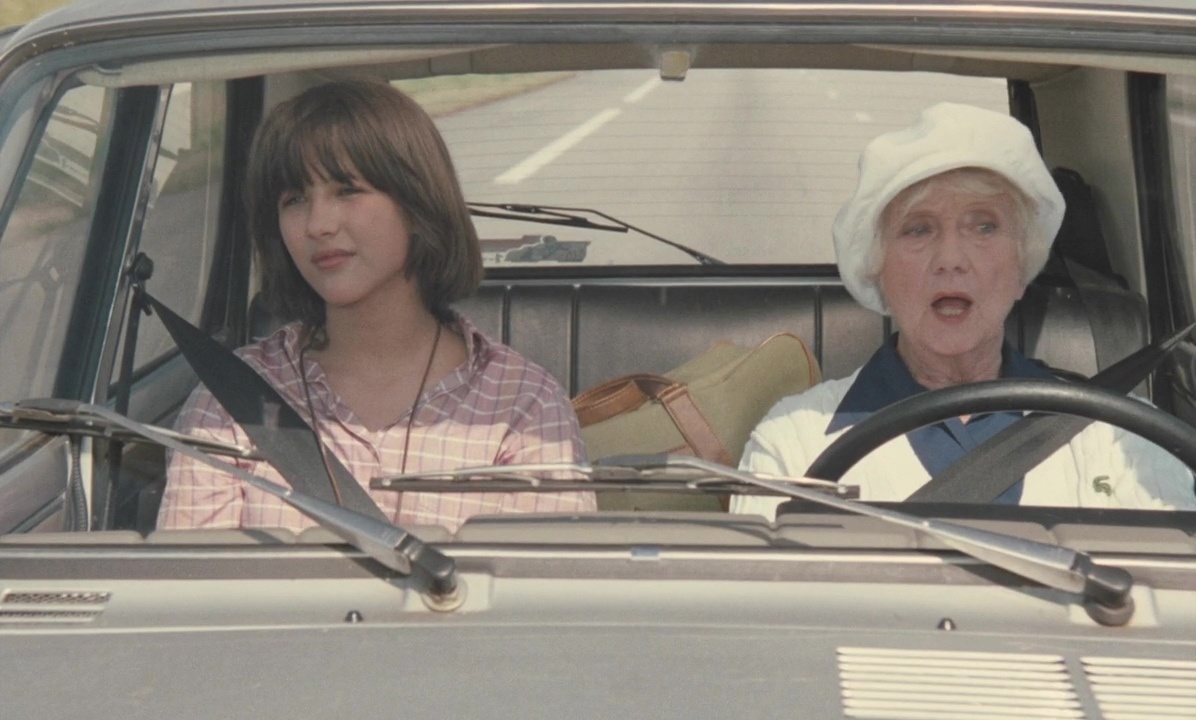 Переднеприводный хэтчбек Renault 5. Кадр из известного французского фильма «Бум» (1980), послужившего стартом кинокарьеры для легендарной актрисы Софи Марсо. Хорошо видно, что при скромных внешних размерах машина имела весьма просторный салон. 