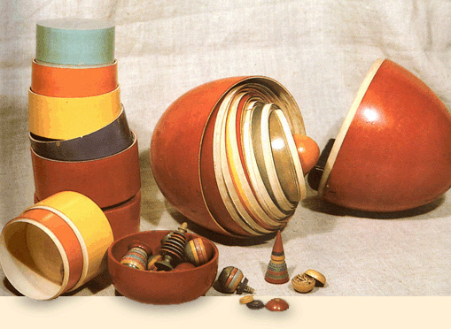 «Стоместное яйцо» — шедевр токарного промысла, изготовленный мастером Фёдором Ромахиным. Это яйцо, стенки которого тоньше скорлупы. 