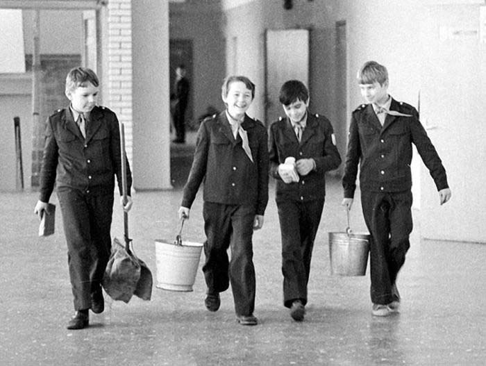 Советские пионеры сами мыли полы в школьных классах