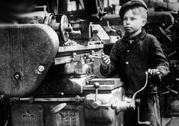 12-летний Валентин — фрезировщик моторостроительного завода. 1943. 