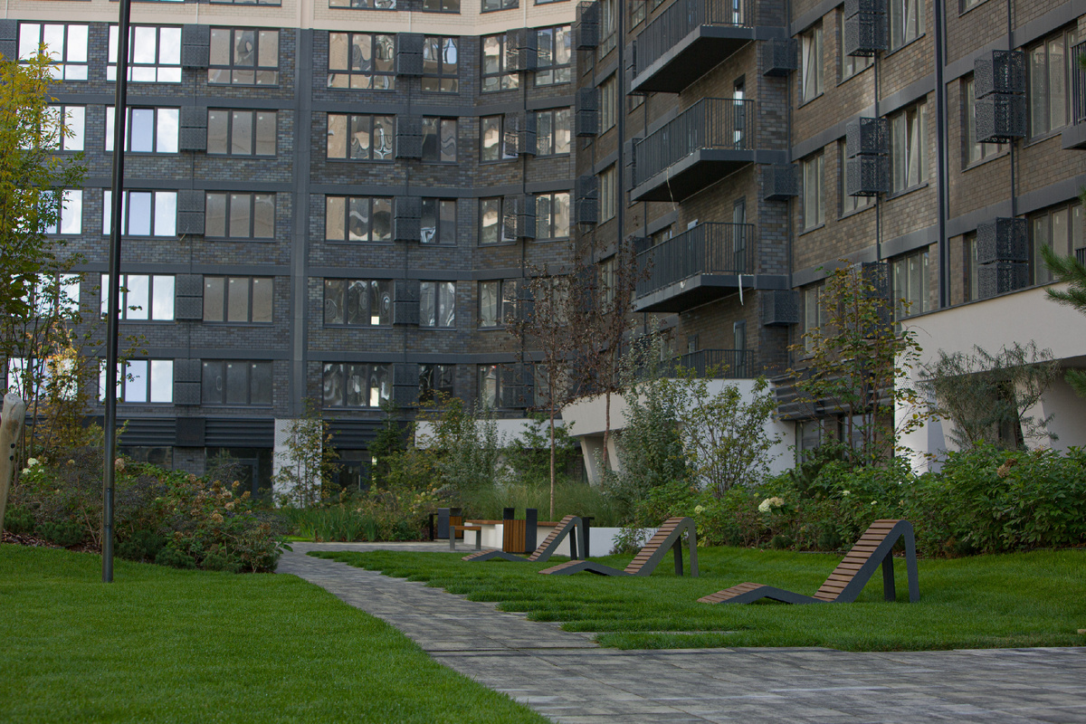 Кто-то приедпочтет почитать книгу во дворе