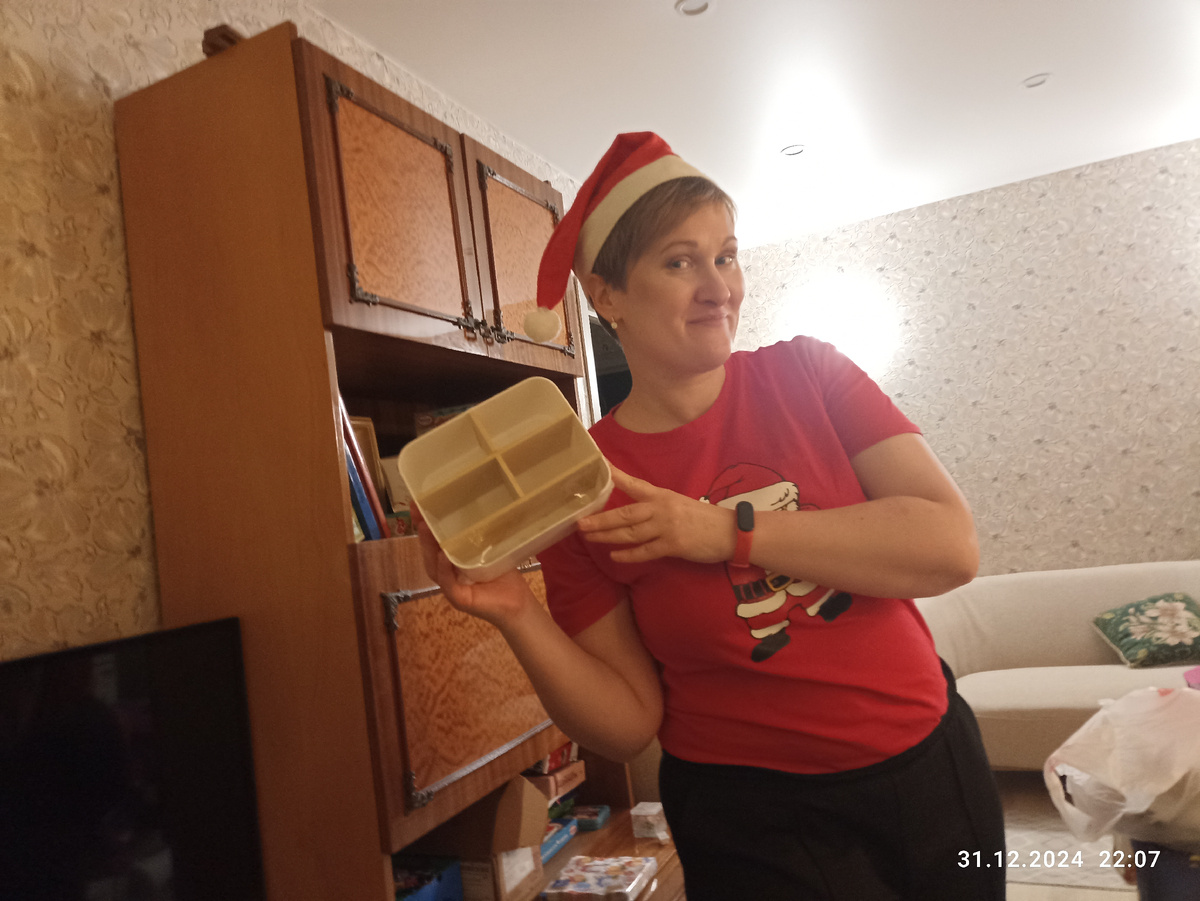 В окружении отчасти старой мебели раздаю подарки