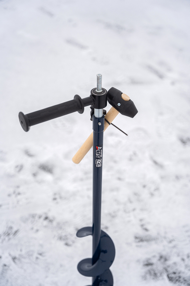 Шнек в сборе—1 шт; Винт-барашек М6 специальный —1 шт. (установлен на шнек); Ножи—2 шт. (установлены на режущую голову); Футляр защитный для ножей — 1 шт.; Молоточек - 1 шт; адаптер с рукоятью-1шт