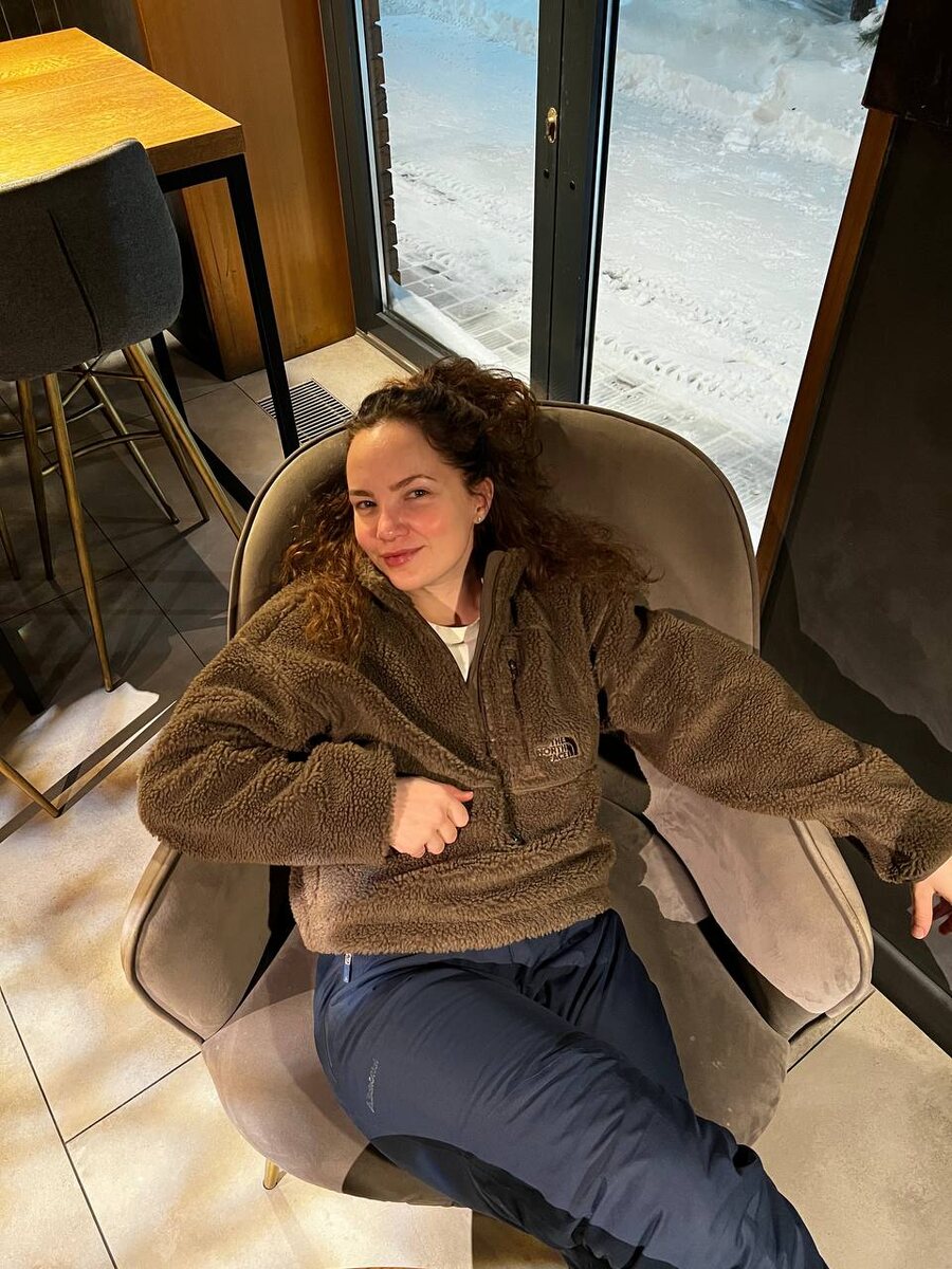 Фотка вчерашнего дня: мы в Иннополисе, пришли поужинать борщом в местный ресторан. Муж после каталки на борде, я – после тренировки в бассейне. А за окном – зимняя сказка...