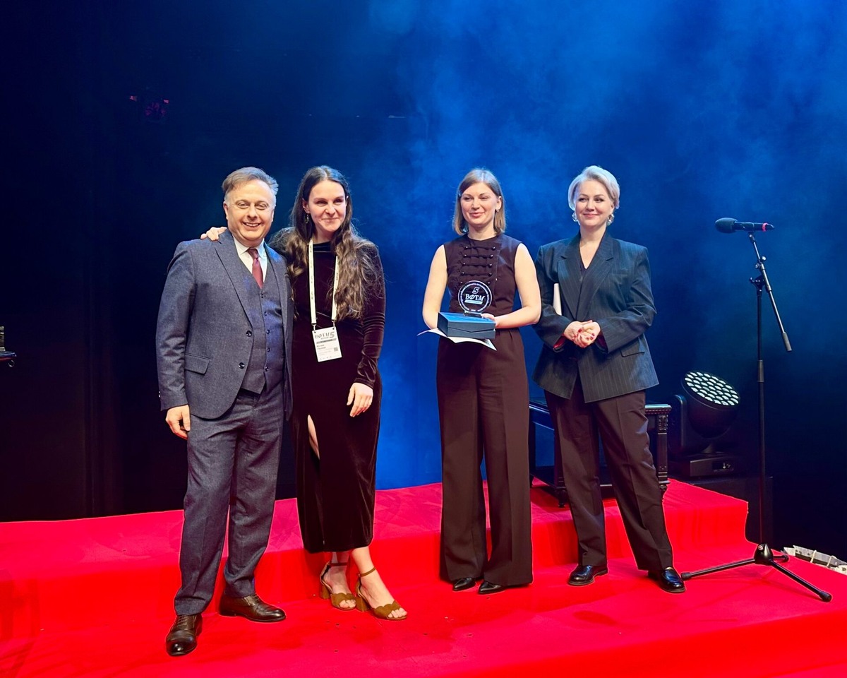 На фото слева – руководитель Детского театра кукол «Ку-кушка» Юлия Пиляй и директор Театра имени Евгения Вахтангова Кирилл Крок на награждении Вахтанговского фестиваля театральных менеджеров. Фото: предоставлено театром «Ку-кушка»