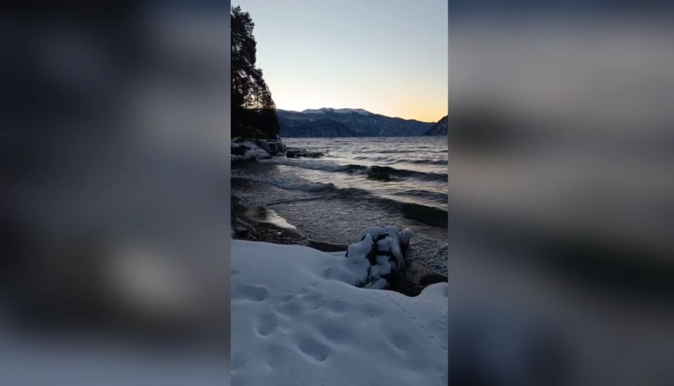    Телецкое озеро в преддверии Нового года. Источник: Евгений Веселовский / t.me/altzap