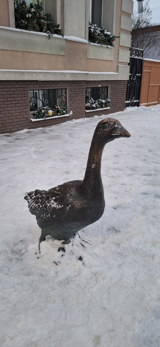 Гусь у гостиницы и ресторана Реавиль