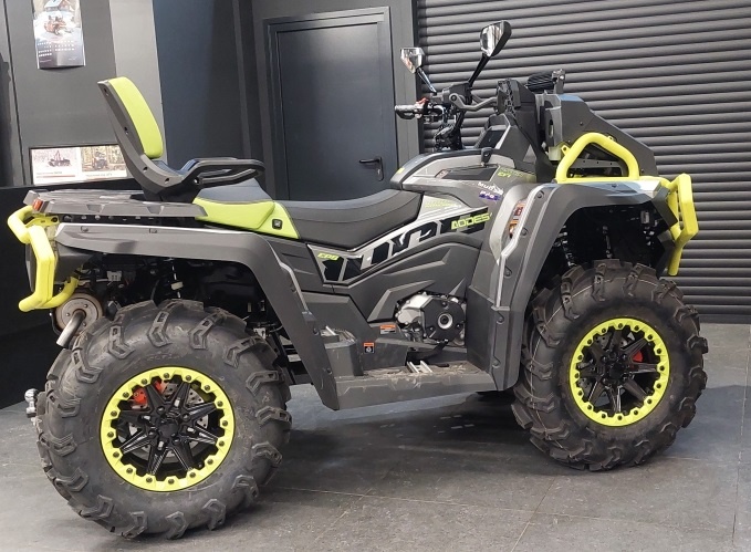 Амортизаторы RUSAM, шины 30" CST, бэдлоки на колесных дисках 14". На водительском сиденье видна кнопка подогрева сидушки.