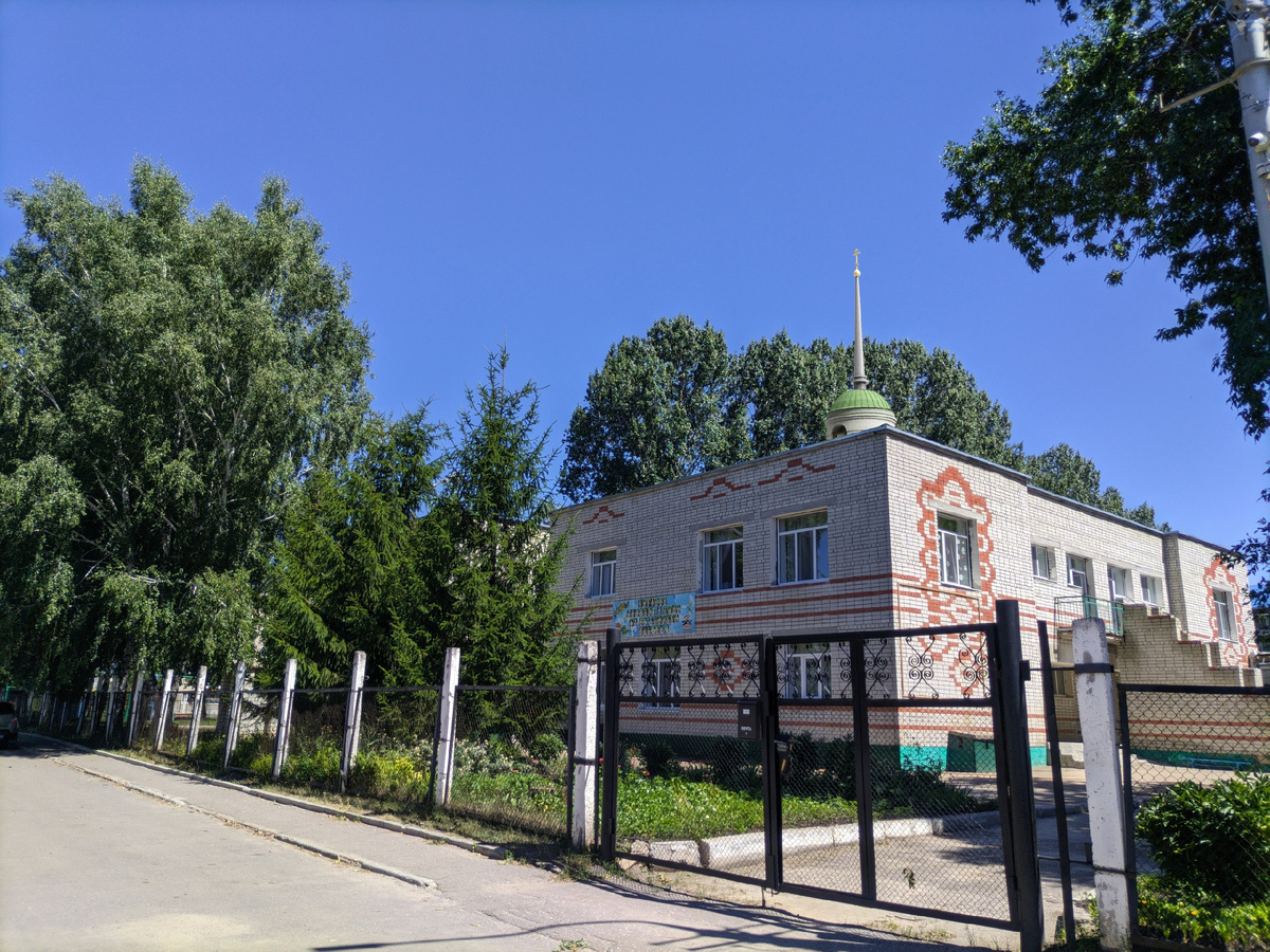 Фото с тем же ракурсом из личного архива и добавлением 3D-модели Петропавловского собора, июль 2024. Двухэтажное здание - детский сад №11 «Лучик».