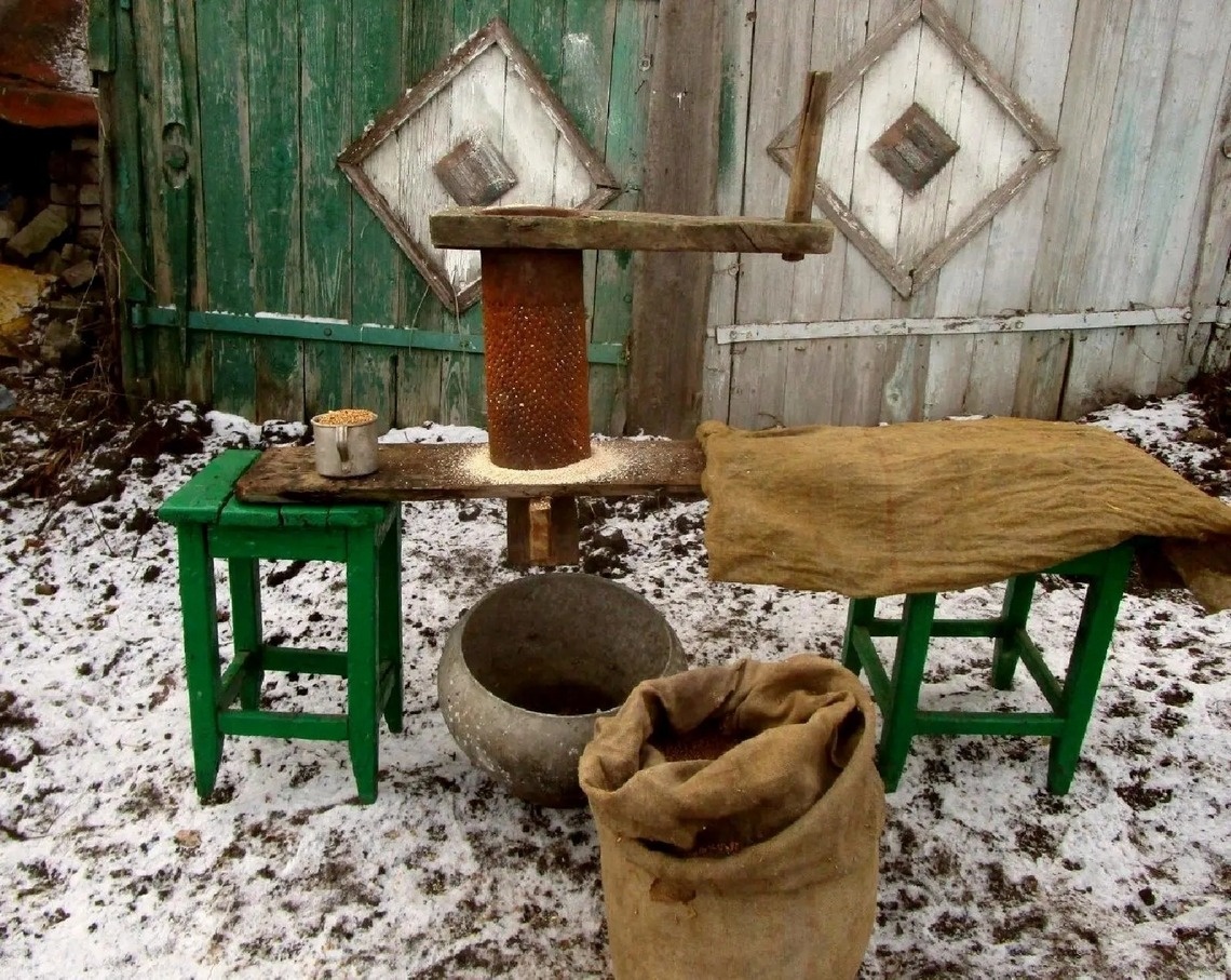 Действующая старинная мельница, которая была незаменимой вещью в хозяйстве, когда колхозникам выдавали зарплату зерном и дома его мололи на крупу для каши.