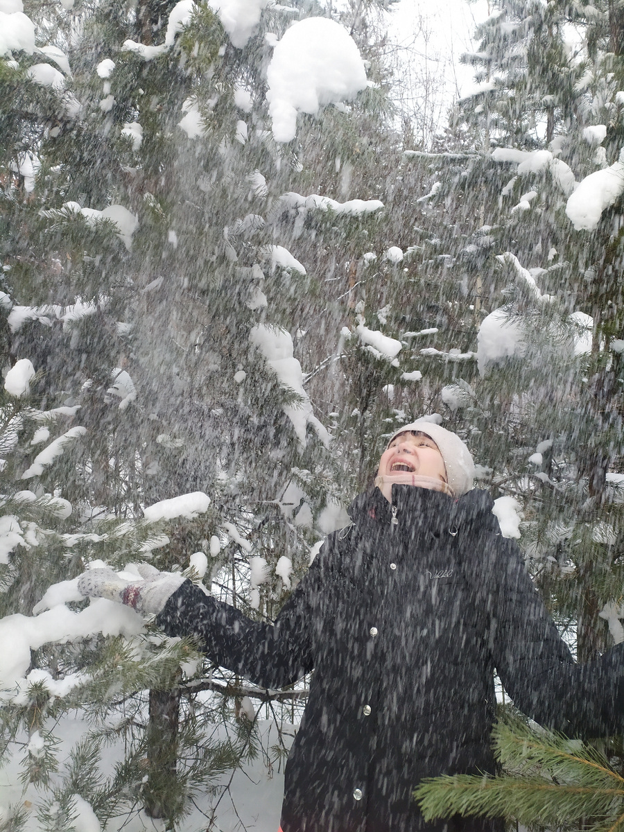 У нас почти нет совместных фотографий, да и не позволил бы он выставлять себя на всеобщее обозрение.