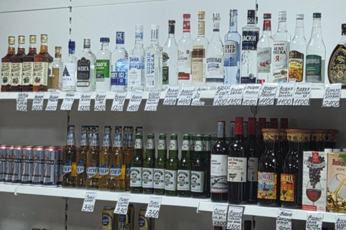 Зато с алкоголем на прилавках сельских государственных магазинов проблем нет никаких / Фото: телеграм-канал «Доска позора Чукотки»