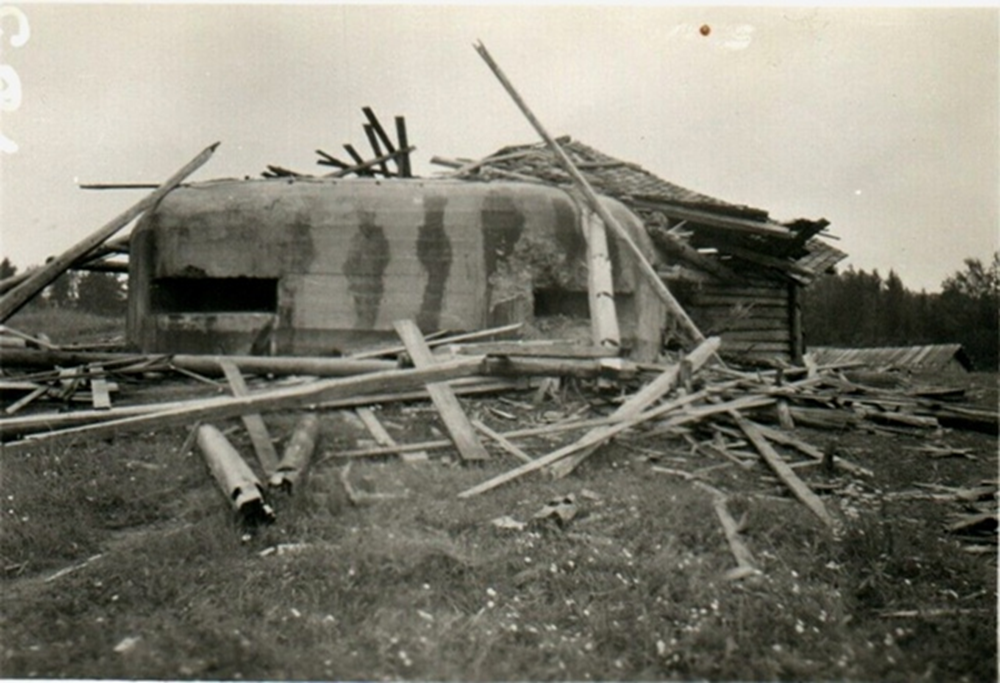 Маскировка ДОТа под деревянное строение.  После артобстрелов маскировка разлеталась по бревнам и досточкам.