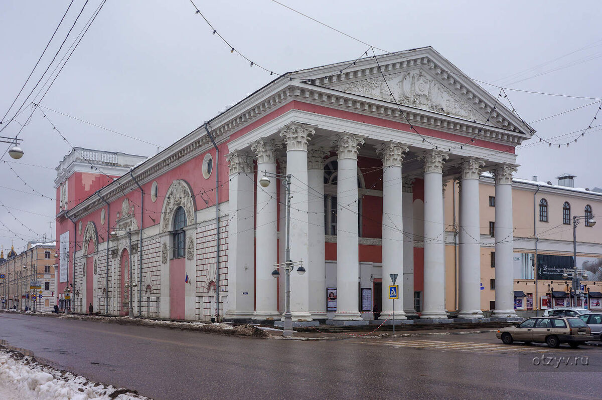 Тверской драматический театр перестроенный из старинного Гостиного двора.