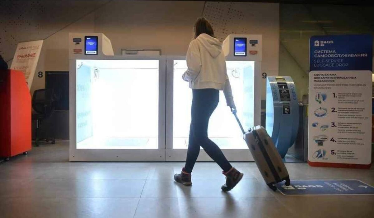     Девушка с чемоданом. Источник: ural.kp.ru Автор фото: Алексей Булатов