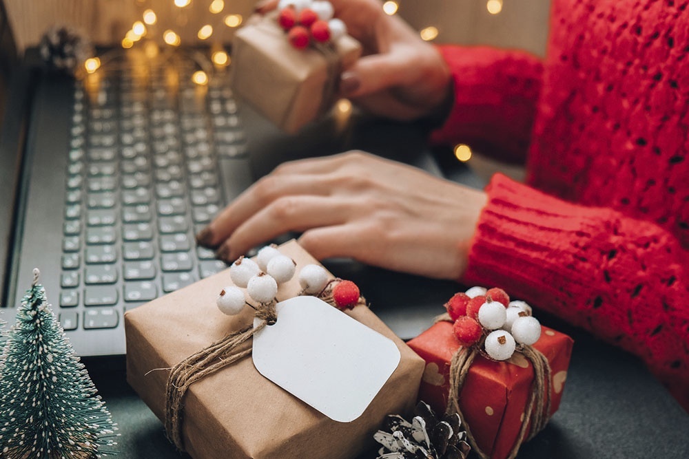    В подготовке поздравлений поможет создание шаблонов. Сохраните картинки и создайте несколько вариантов текста, чтобы их можно было комбинировать. / Фото: iStock