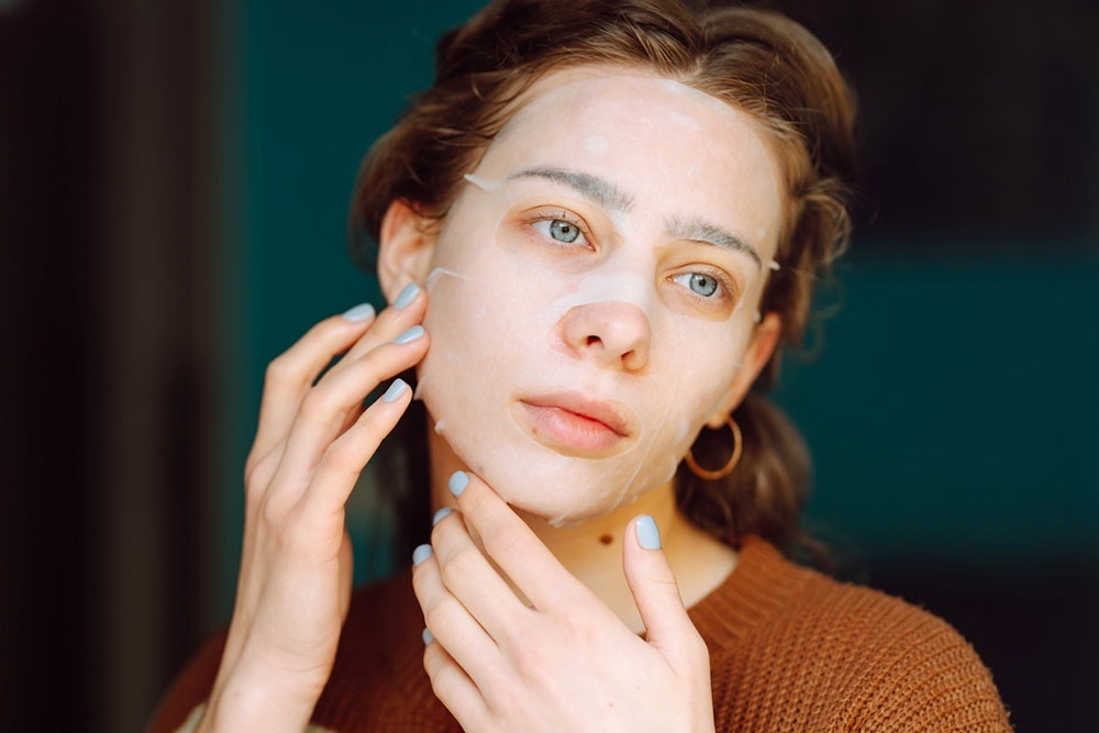     Теплый душ с утра и косметическая маска для лица - отличный способ начать последний день в году. / Фото: iStock