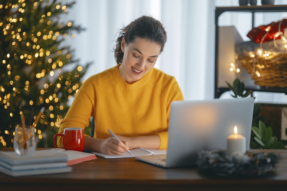    В списке дел особым пунктом может стать эта замечательная традиция - письмо самому себе, где поделитесь ожиданиями, надеждами и мечтами, которые вы возлагаете на год наступающий. / Фото: iStock
