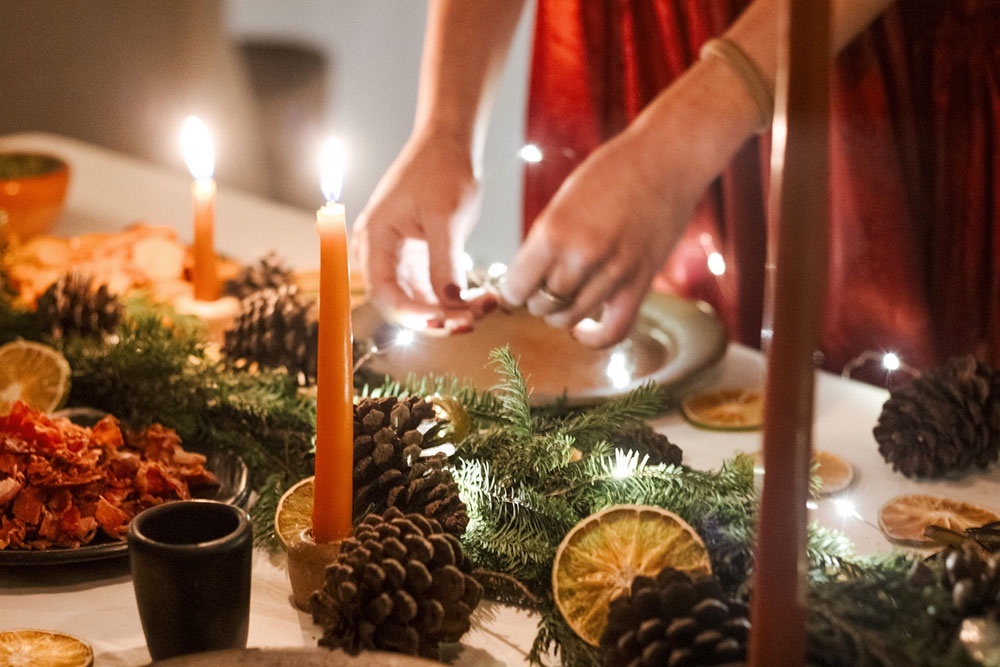    После того как все основные блюда приготовлены, нужно заправить салаты, расставить напитки и выставить нарезки на стол. / Фото: iStock