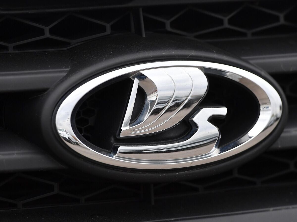    Логотип автомобиля Lada© РИА Новости . Михаил Воскресенский