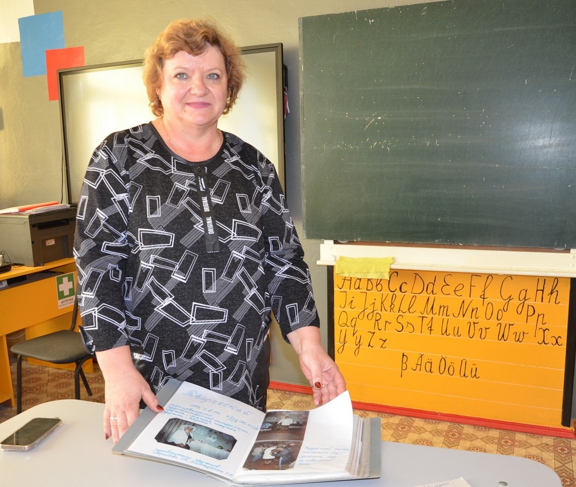 Увлечённая рукоделием учитель Елена Валентиновна Золотухина из Дубовской школы не только немецкий язык преподаёт, но и воспитывает в детях любовь к творчеству и умению владеть собственными руками.