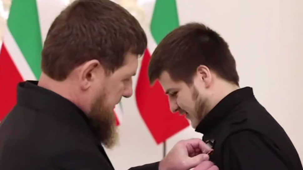 Глава Чечни Рамзан Кадыров (слева) и его сын Адам Кадыров.📷Фото: telegram-канал Адама Делимханова