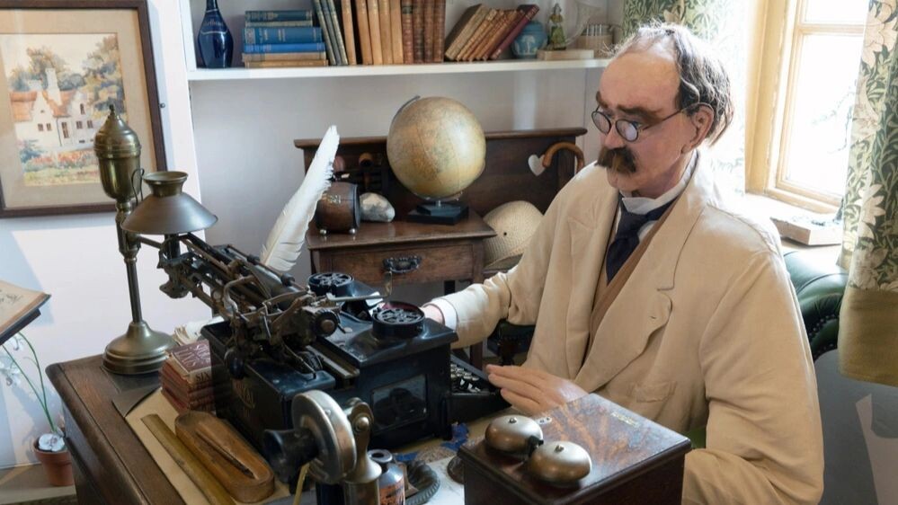    Восковая фигура Редьярда Киплинга в его кабинете в музее Грейндж в Роттингдине, Великобритания. Фото: ShutterStockStudio/Shutterstock/Fotodom