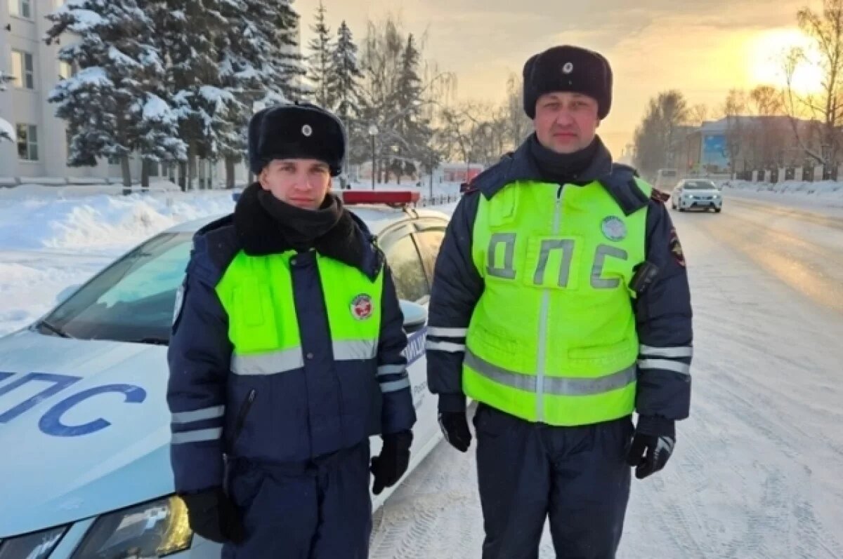   В Прикамье полицейские помогли женщине и ребёнку, замерзавшим в машине