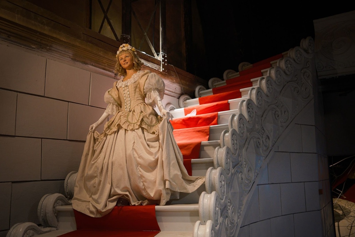 Выставка «Авторский стиль», 12 зал. Санкт-Петербург, выставочный центр творческой мастерской «Невский баталист». Территория киностудии «Ленфильм», павильон №5