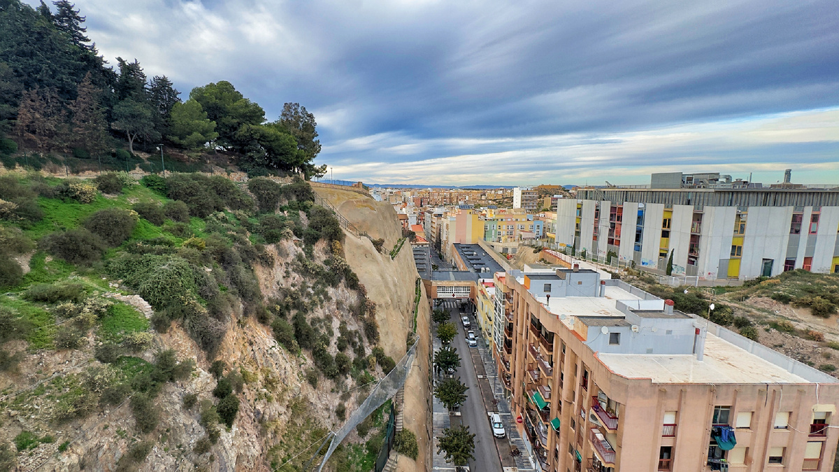 Слева холм на котором замок, справа какой-то уродский урбанизм. Здания все обшарпанные, хоть я фотки и подкрасила 