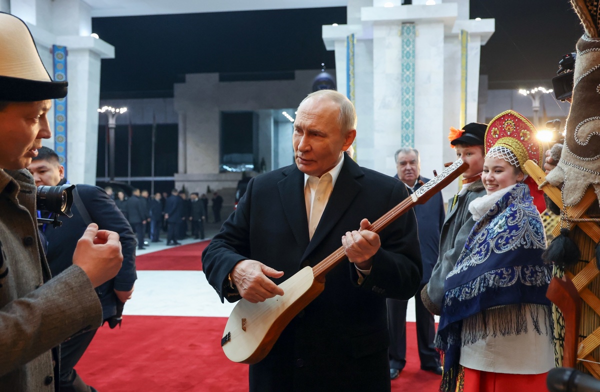    Президент России Владимир Путин в рамках культурной программы, организованной для глав стран ОДКБ, играет на киргизском национальном музыкальном инструменте — комузе / РИА Новости
